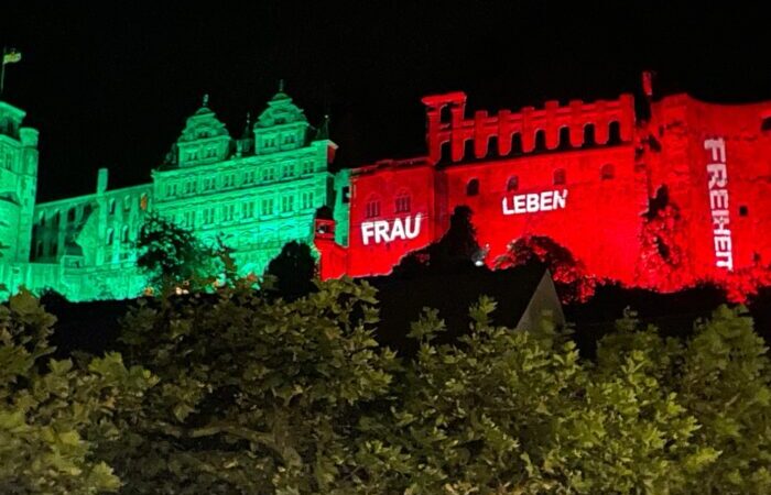 In den iranischen Farben angestrahltes Heidelberger Schloss